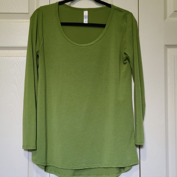 LuLaRoe Tops - Warm Yellow Hue Pea Green Long Sleeve LuLaRoe Lynnae Tee Top Size Medium